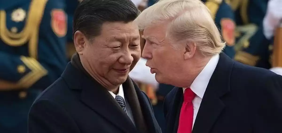 Imagen de Xi Jinping y Donald Trump hablando a una distancia cercana