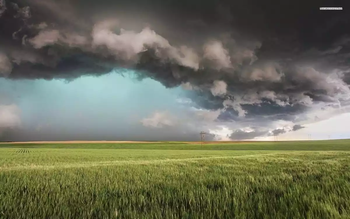 Imagen de una tormenta en un campo de conreo