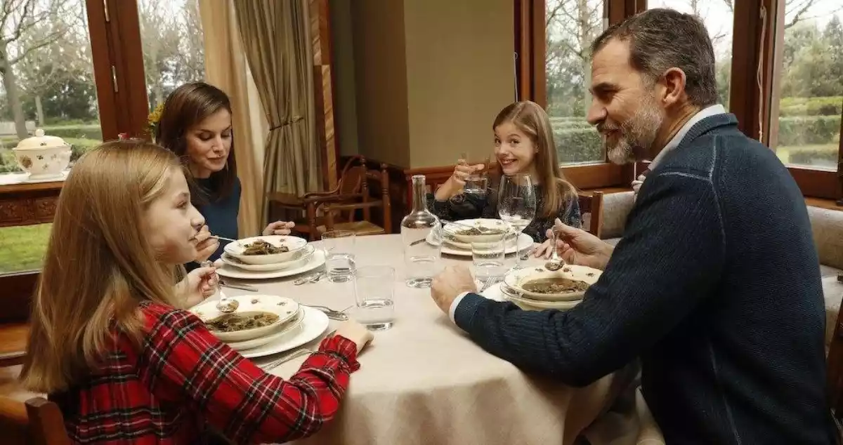 Imagen de la Familia Real comiendo en la mesa