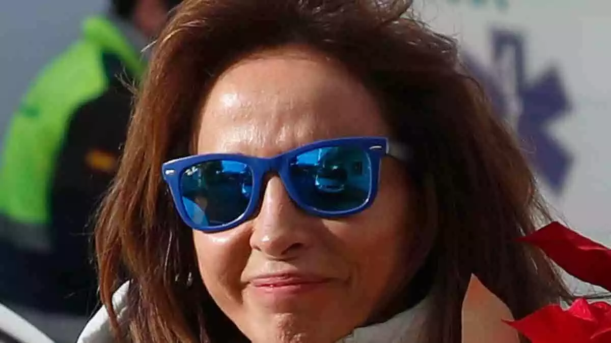 Primer plano de María Patiño con gafas de sol azules