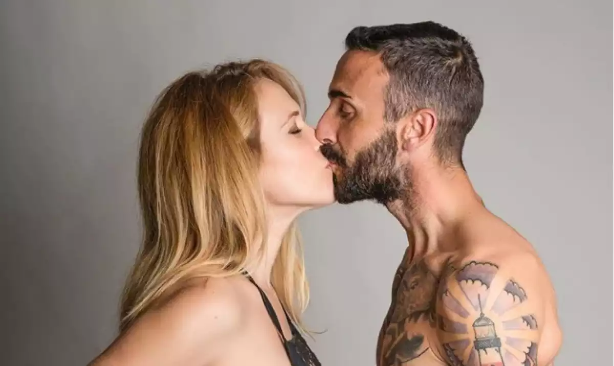 Azahara Luque y Juanma Furio besándose