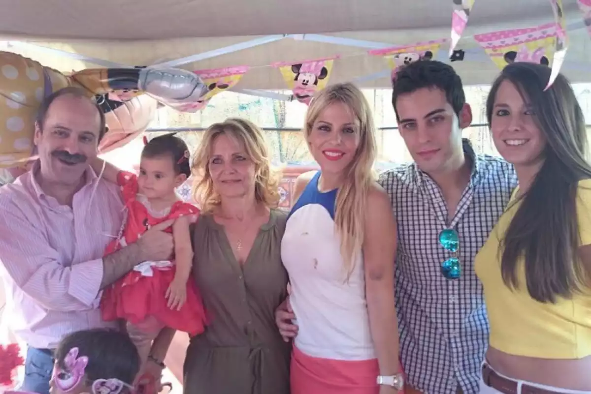 Noelia López junto a sus familiares y a su hermano