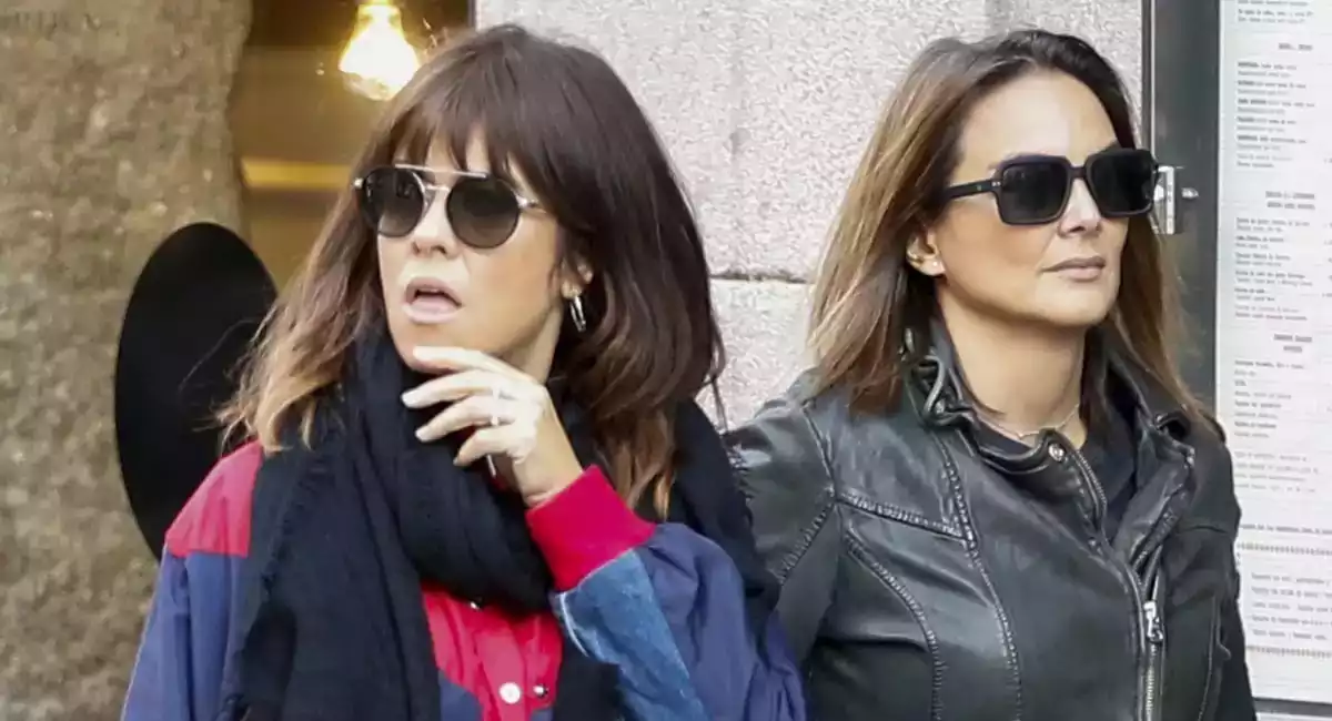 vanesa martin y monica carrillo paseando por madrid