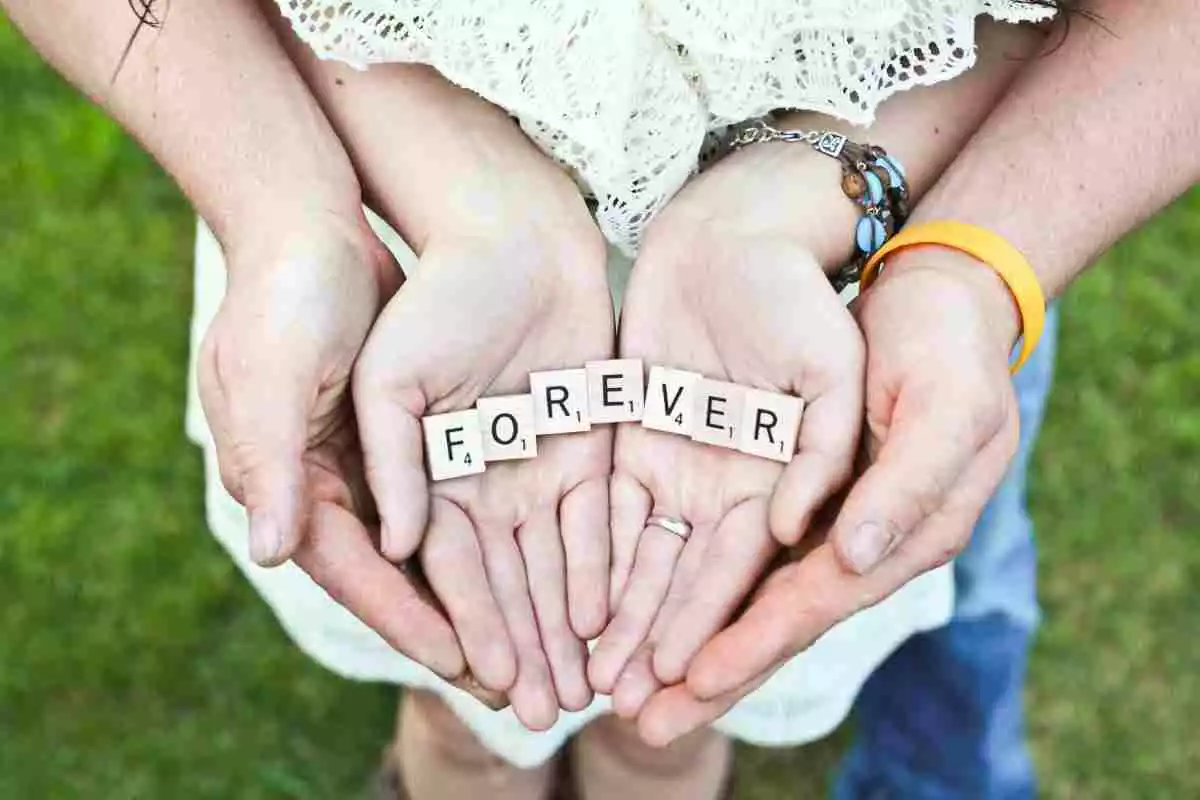 dos personas con las manos unidas y la palabra 'forever' en el centro
