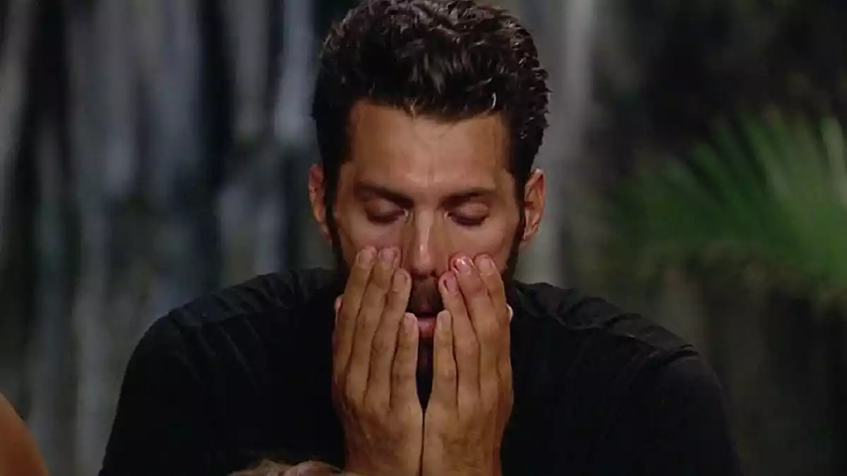 Albert Barranco llorando en palapa durante una gala de 'Supervivientes'
