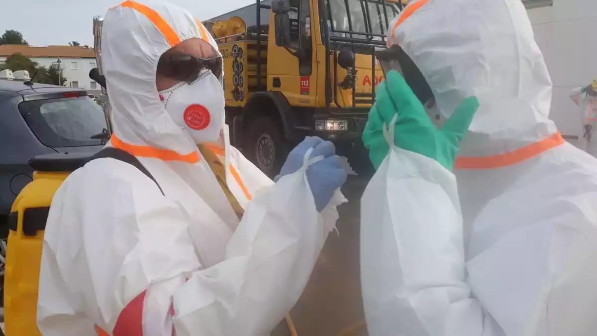 Dos trabajadores del Infoca andaluz desinfectando zonas de riesgo por coronavirus