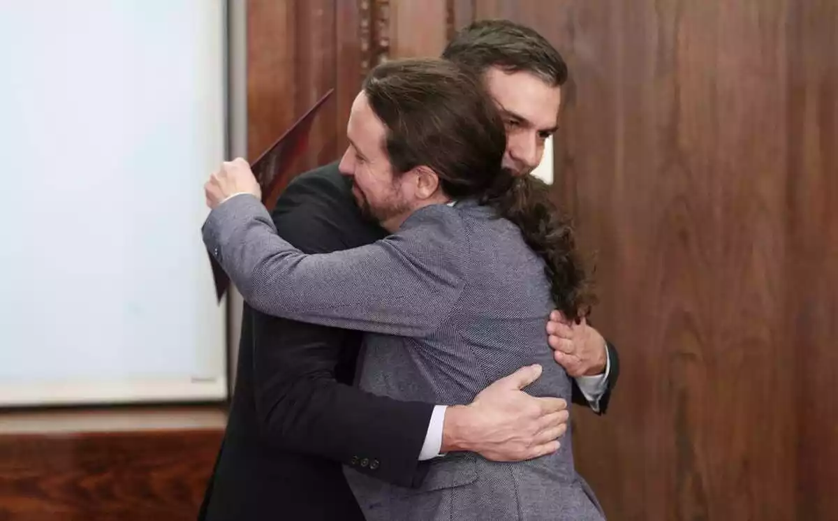 Abrazo entre Pedro Sánchez y Pablo Iglesias durante la firma del preacuerdo de Gobierno en noviembre de 2019