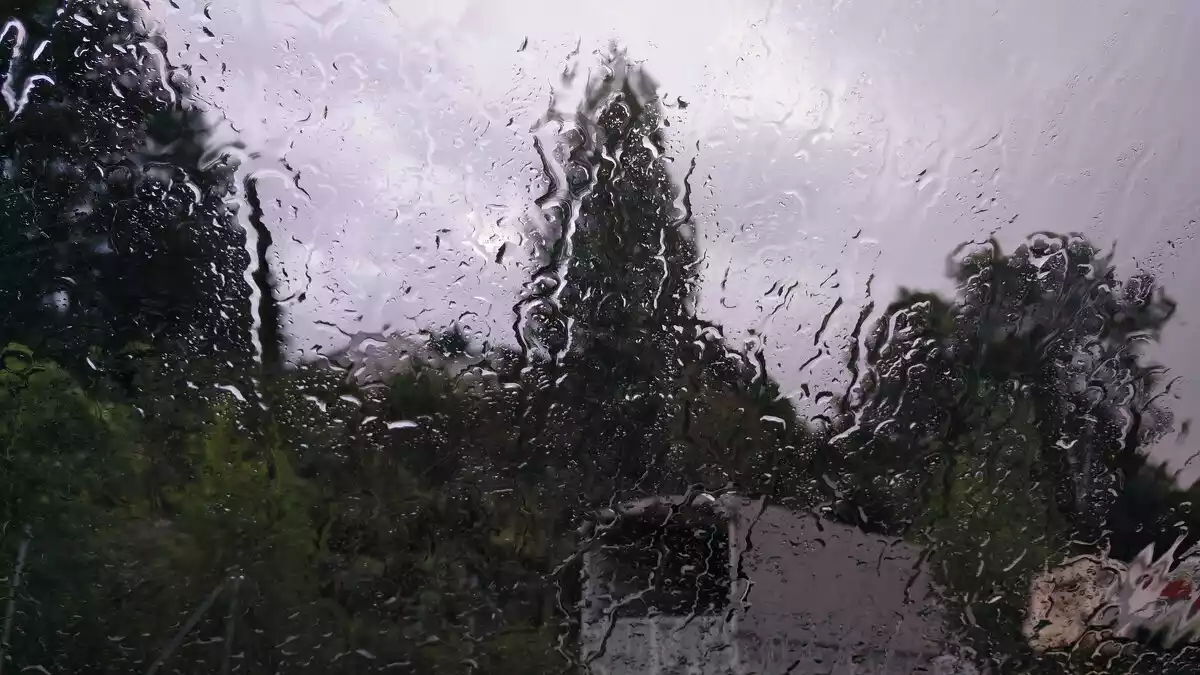 Imagen de un cristal cubierto de lluvia