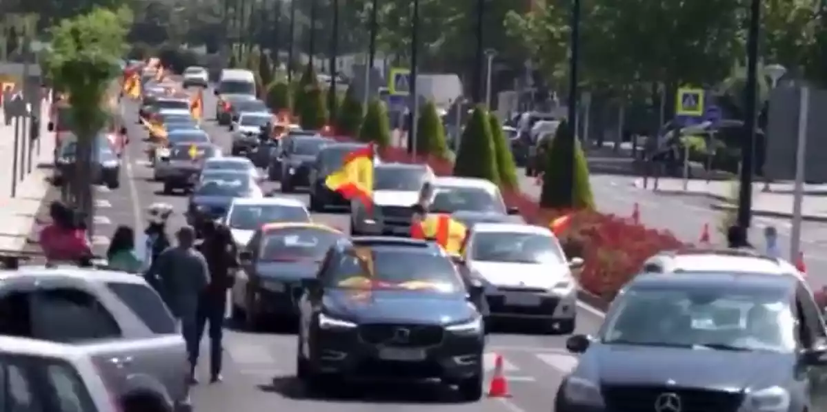 Decenas de coches manifestándose en Madrid contra el Gobierno de Pedro Sánchez (23 de mayo de 2020)