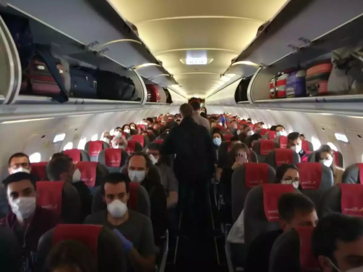 Avión lleno de pasaeros en plena fase 0 de confinamiento en España en un vuelo de Tenerife a Madrid el 10 de mayo de 2020