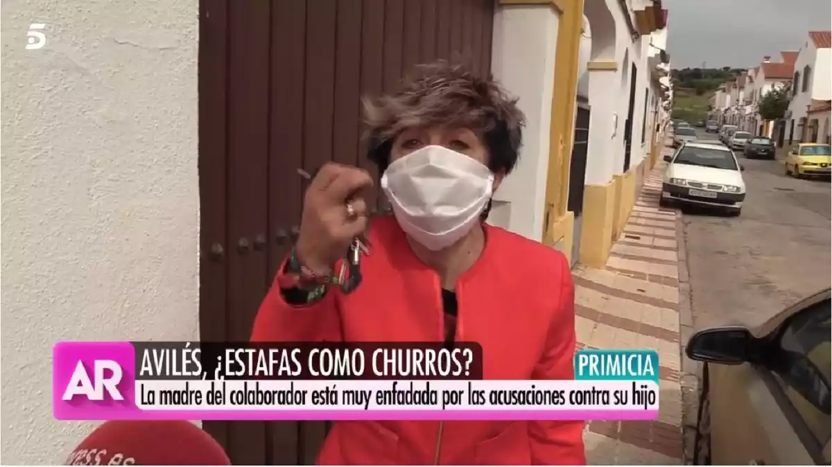 La madre de José Antonio Avilés enfrentándose con un reportero en la puerta de su casa
