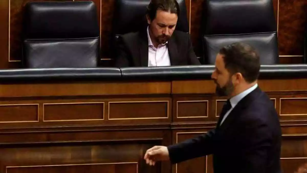 El líder de Vox, Santiago Abascal, en primer plano, con el de Podemos, Pablo Iglesias, al fondo