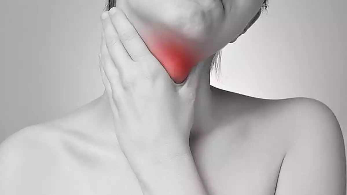 Una mujer con dolor en el cuello por la tiroiditis subaguda