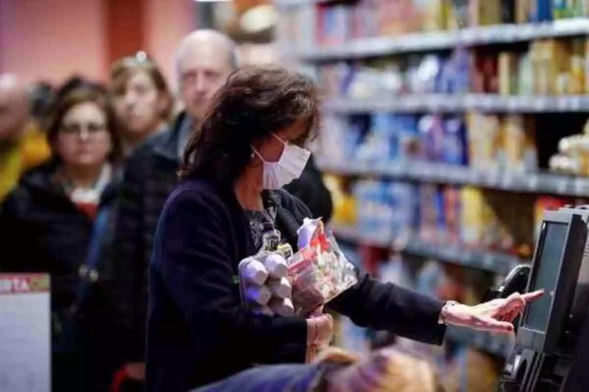 Clientes en la cola del supermercado durante el Coronavirus en España