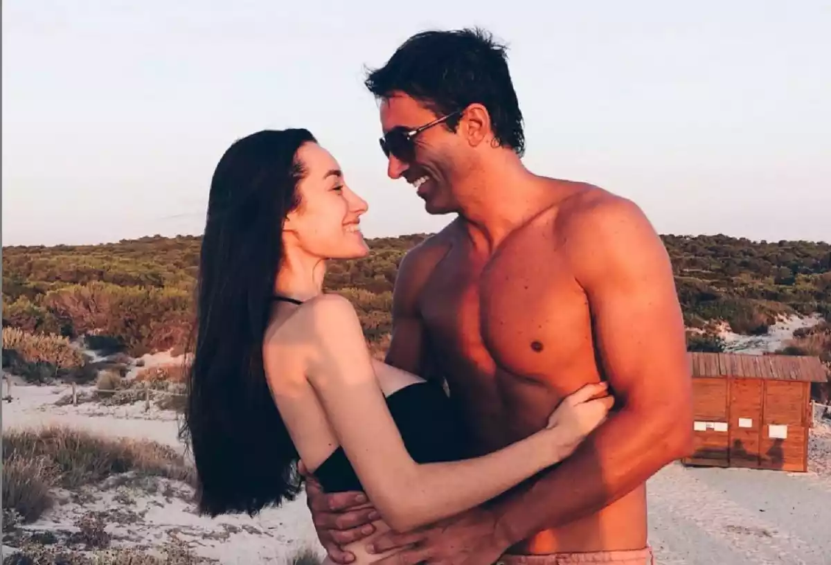 Adara y Hugo Sierra en la playa y sonrientes cuando eran pareja