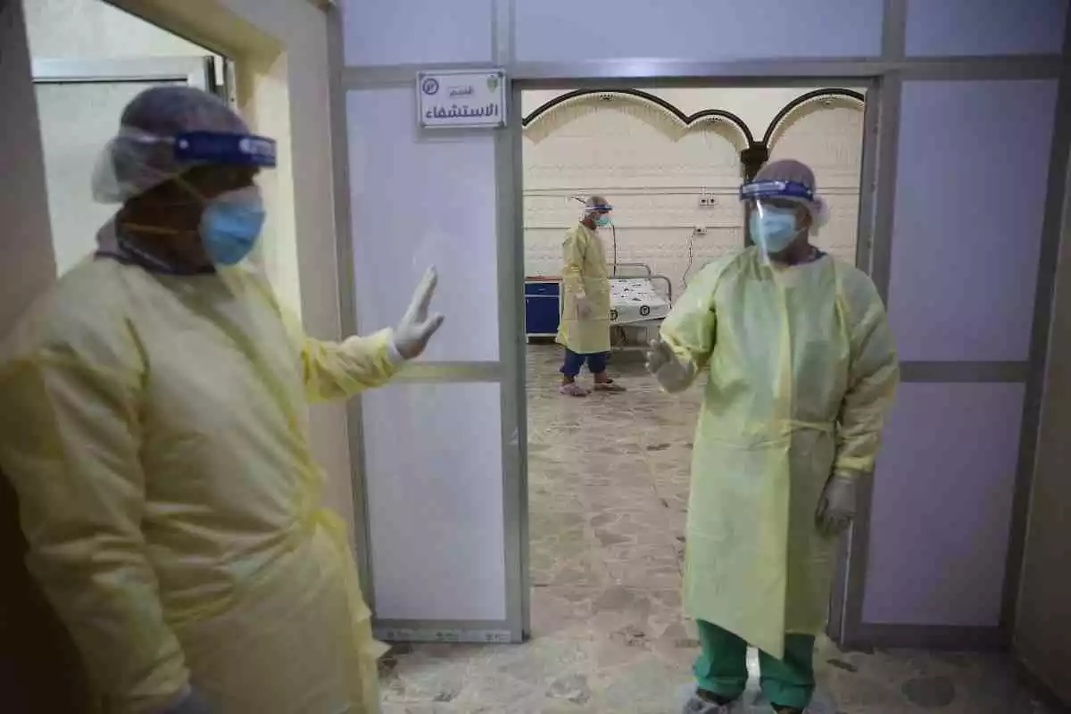 Un doctor con un traje de protección contra el coronavirus en un hospital del norte de Siria, el 11 de junio del 2020