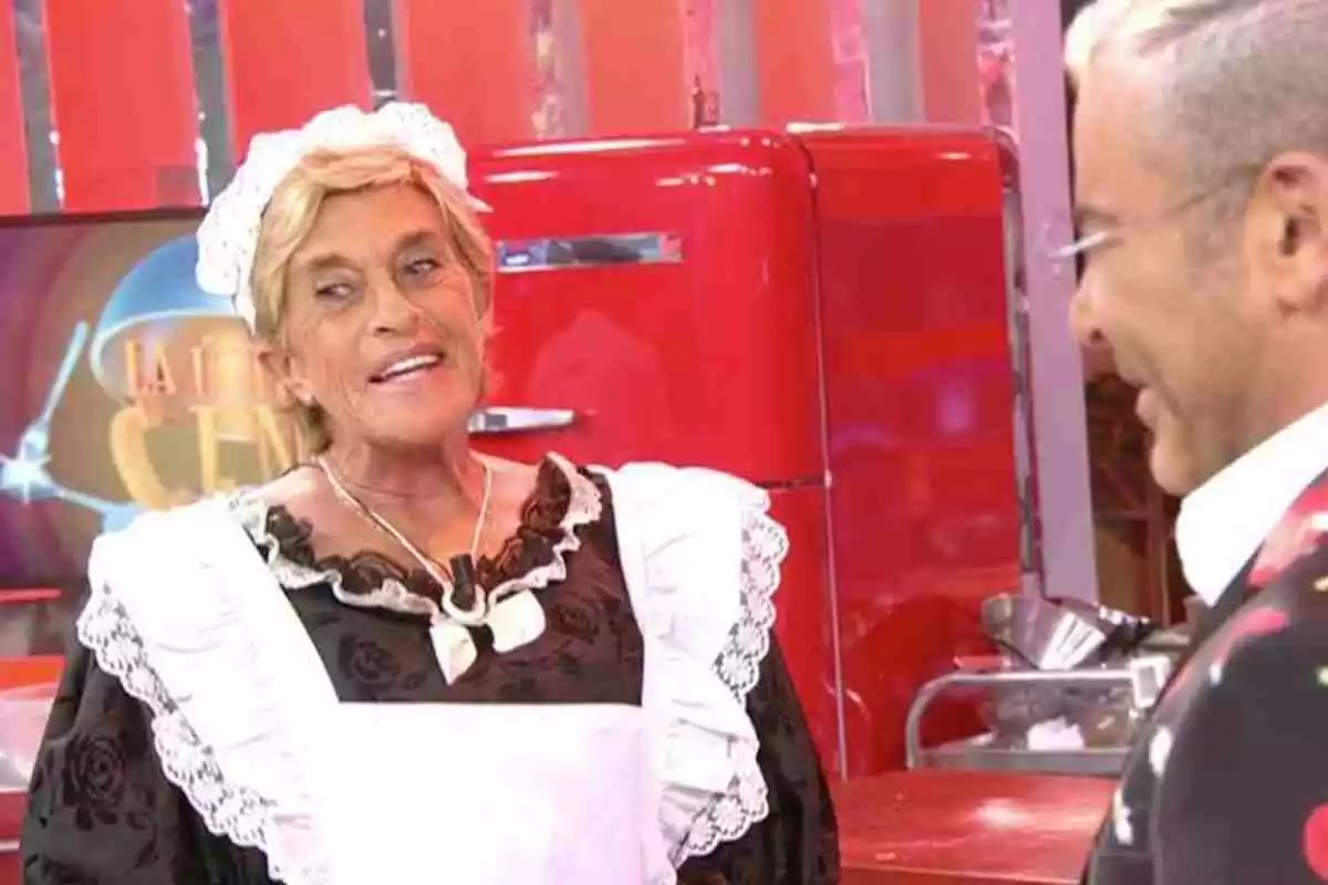 Chelo García Cortes disfrazada de doncella en 'La última cena' junto a Jorge Javier