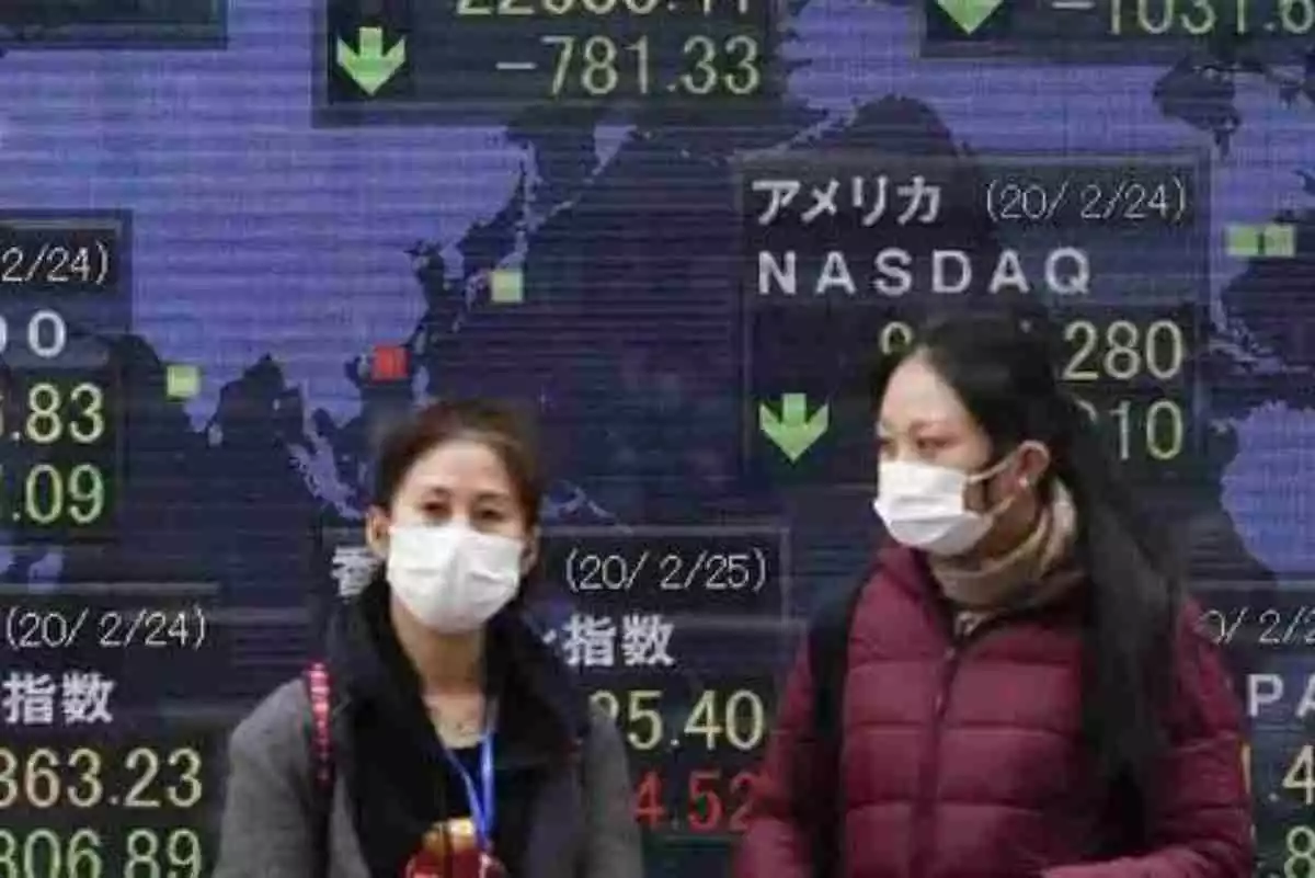 Dos mujeres chinas con mascarillas durante la crisis del Coronavirus en China