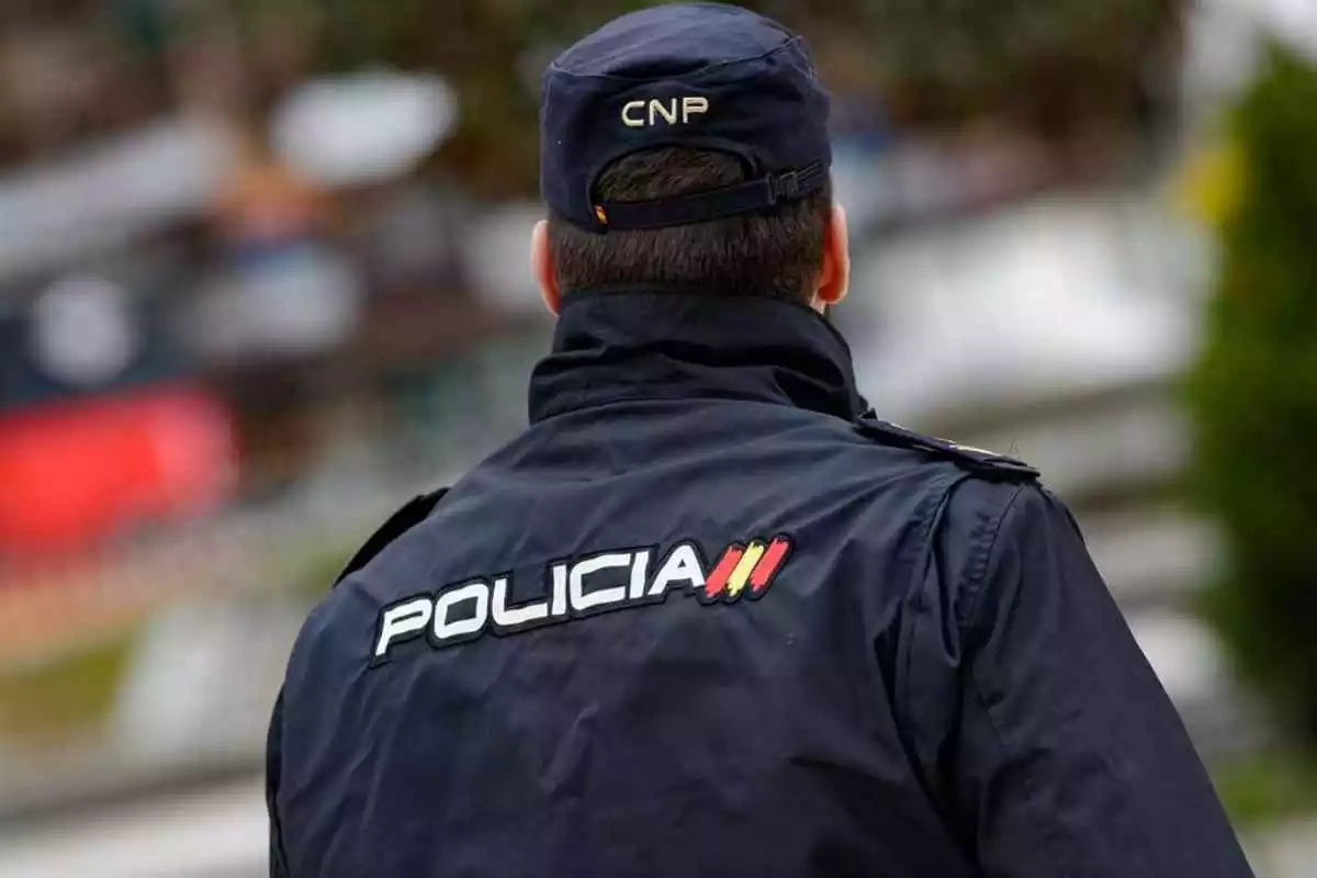 Imagen de espaldas de un agente de la Policía Nacional