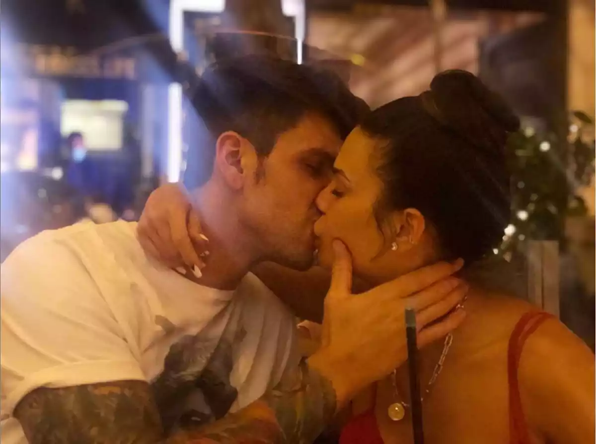 Diego Matamoros y Carla Barber besándose