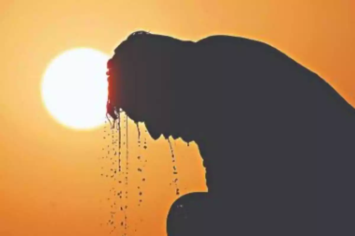 Imagen de un hombre refrescándose debido al intenso calor