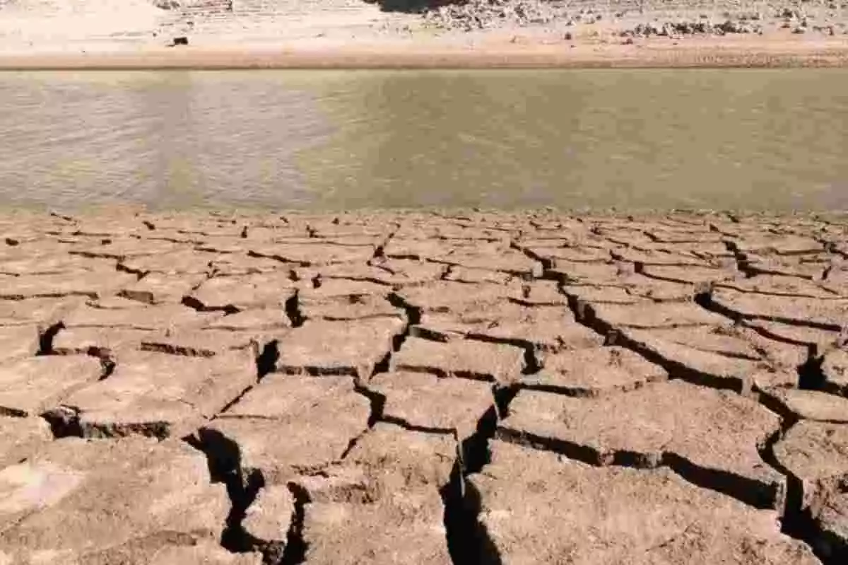 Imagen de un embalse vacío de agua por la sequía