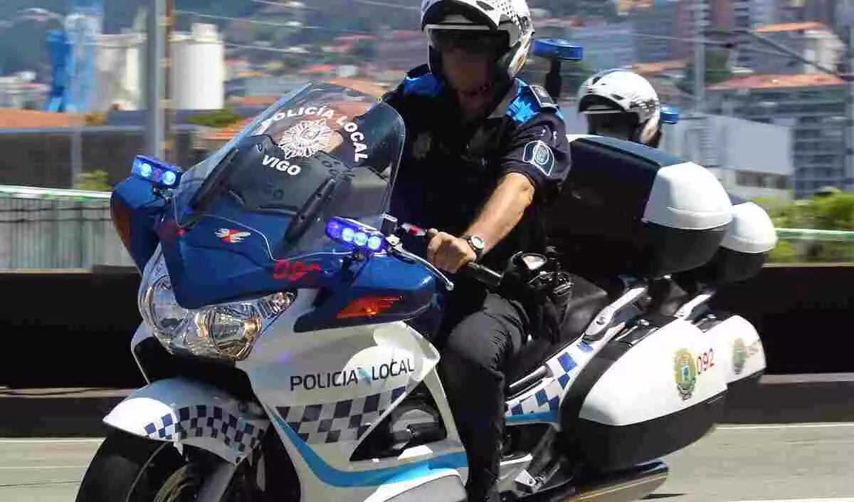 Policia local de Vigo patrullando con una moto