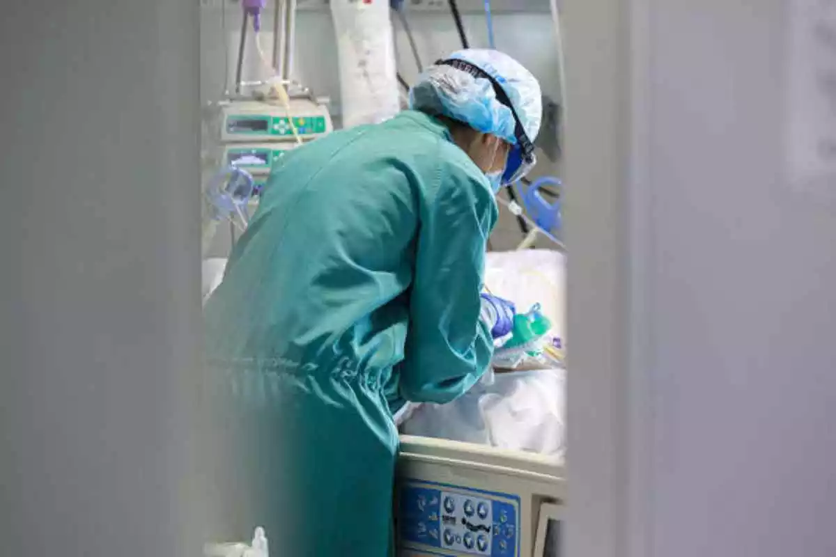 Personal sanitario atendiendo un paciente de Covid-19 durante la pandemia en España