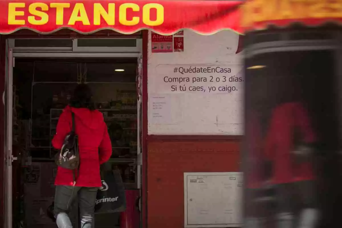 Una mujer compra en un estanco el 1 de abril de 2020 en Sevilla