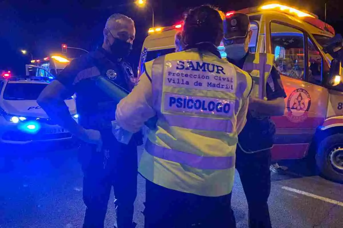 Imagen de efectivos del SAMUR junto a la Policía Local en el lugar del atropello mortal a un hombre en Usera, Madrid