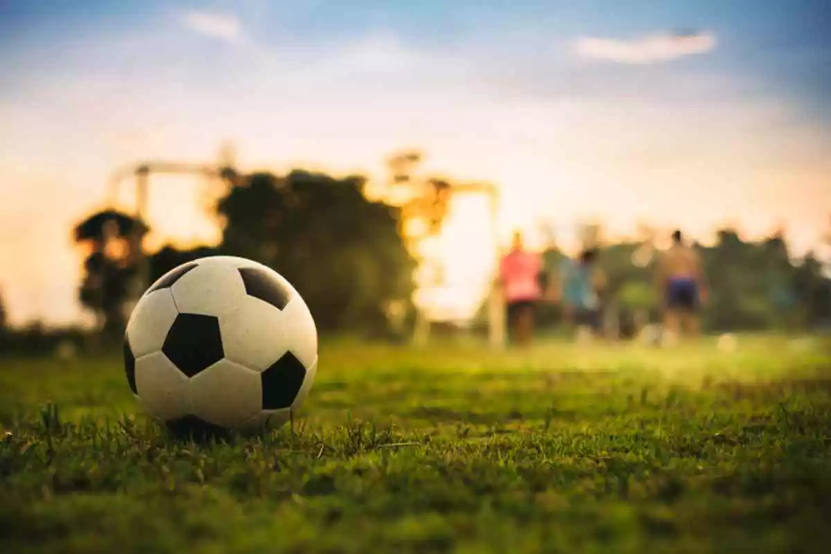 Fotografía de una pelota de fútbol en un campo