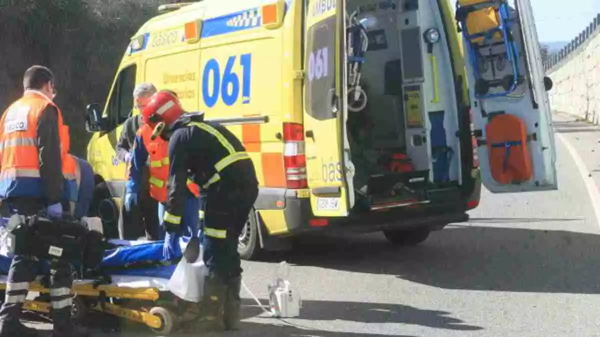 Ambulancia en un accidente de carretera