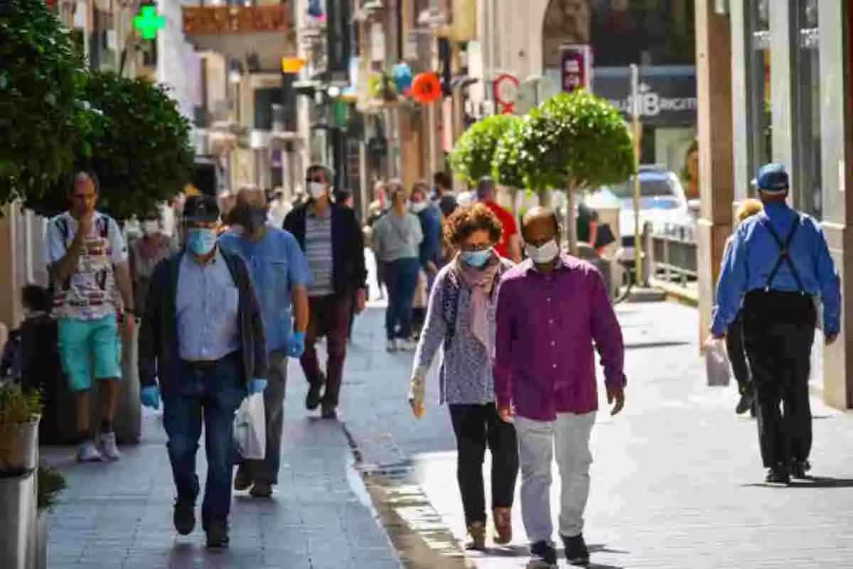 Viandantes en una vía de una ciudad de España durante la desescalada del Coronavirus