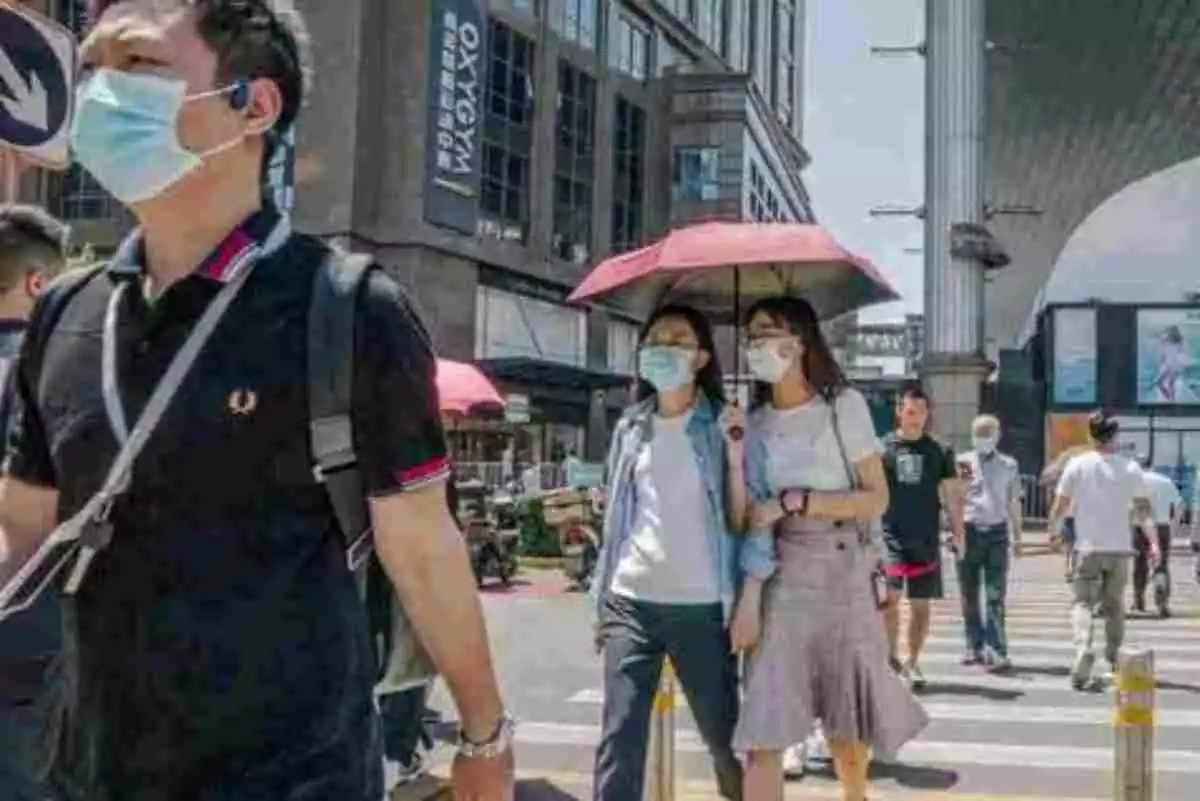 Personas paseando con mascarillas por las calles de Wuhan, origen de la pandemia