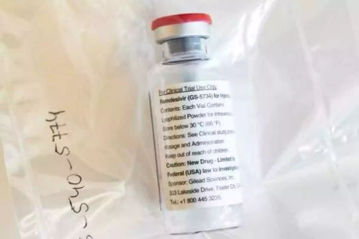 Botella del fármaco antiviral remdesivir en una bolsa de protección