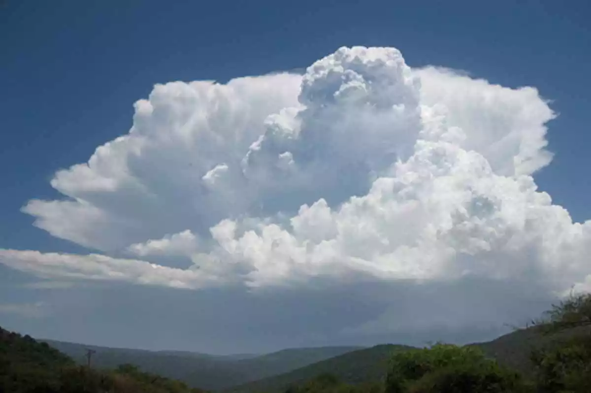 Imagen de un cumulonimbus durante una tarde de tormentas