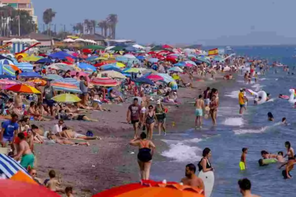 Playa llena de gente en Murcia
