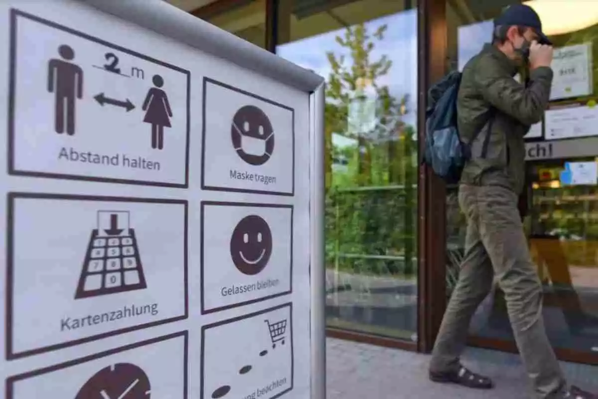 Fotografía de un cartel sobre las normas de higiene y seguridad en Alemania