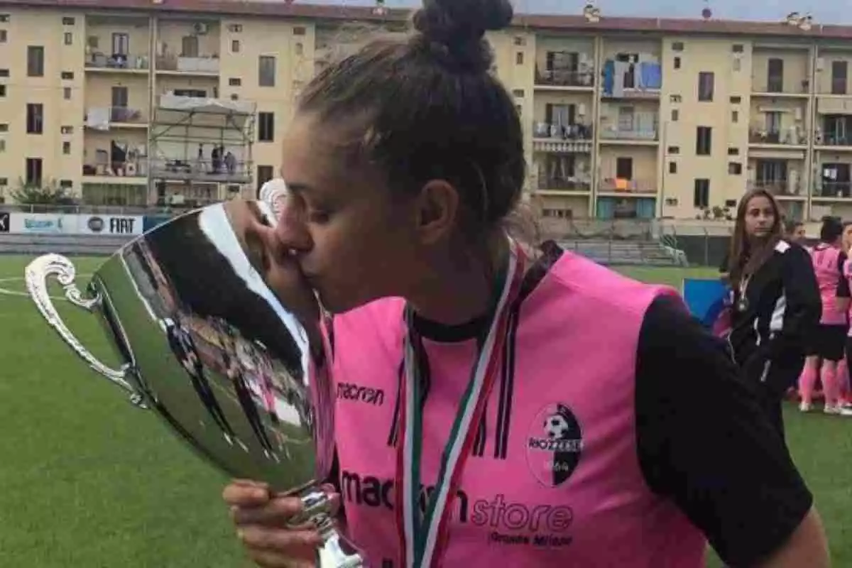 Arianna Varone, joven futbolista italiana, besa un trofeo
