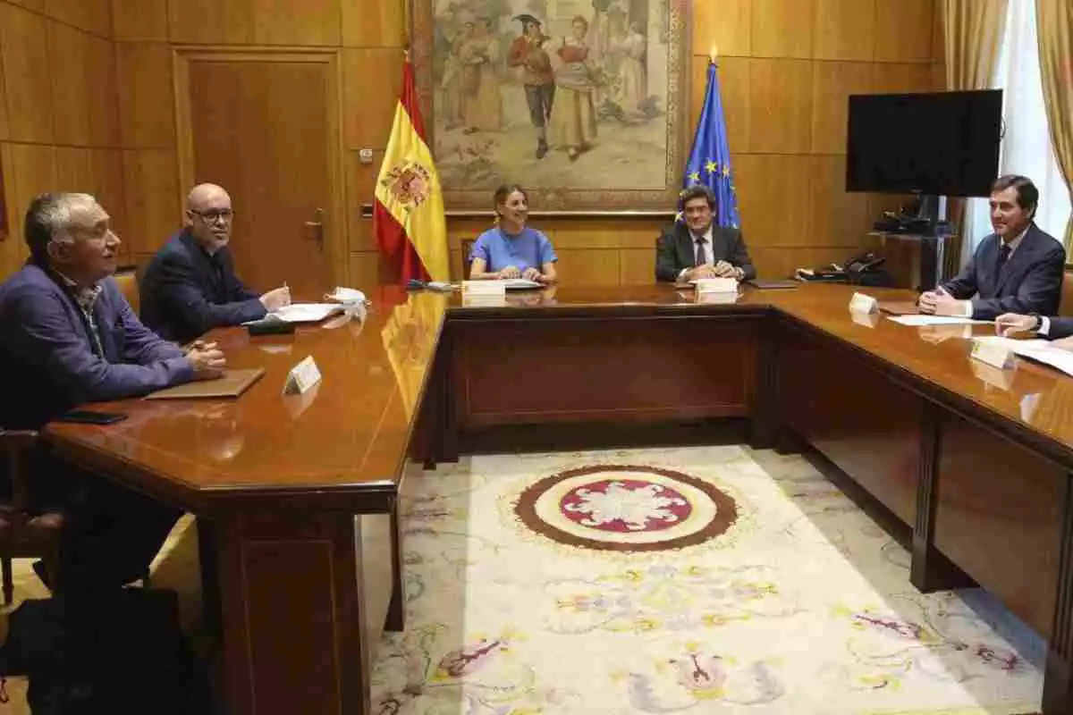 Imagen de la reunión entre Gobierno, sindicatos y patronal para negociar los ERTE