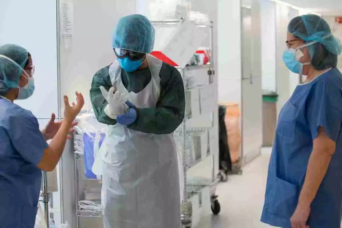Tres sanitarios españoles trabajando en un hospital