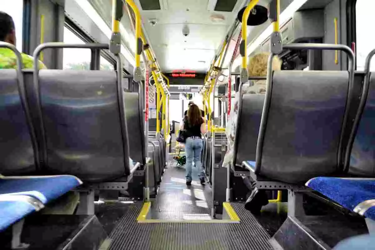Interior de un autobús urbano