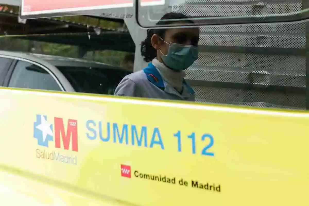 Reflejo de una sanitaria en un cristal de la ambulancia del SUMMA.
