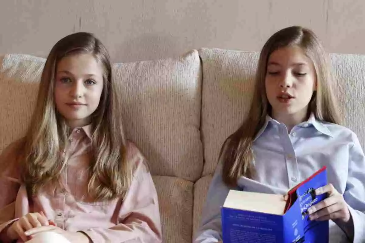 La infanta Sofía y la Princesa Leonor leyendo 'El quijote' durante la cuarentena