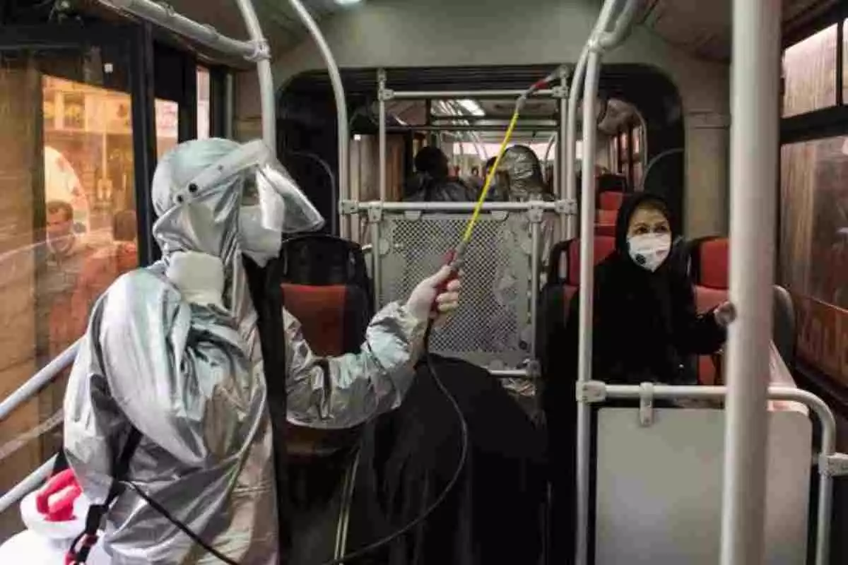 Un operario realizando tareas de desinfección en el metro durante el Coronavirus