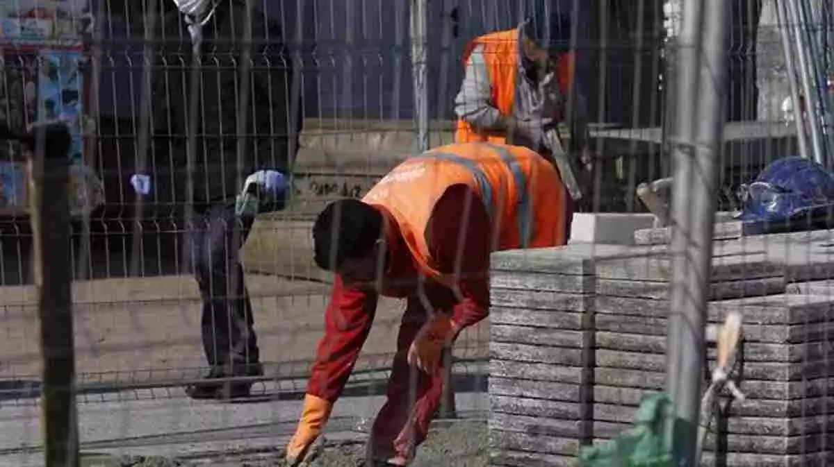 Un obrero trabajando en una obra de construcción con el equipamiento profesional