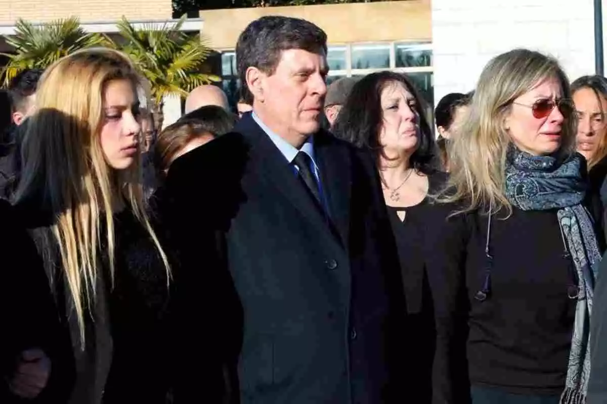 La hermana, el padre y la madre de Diana Quer en su entierro