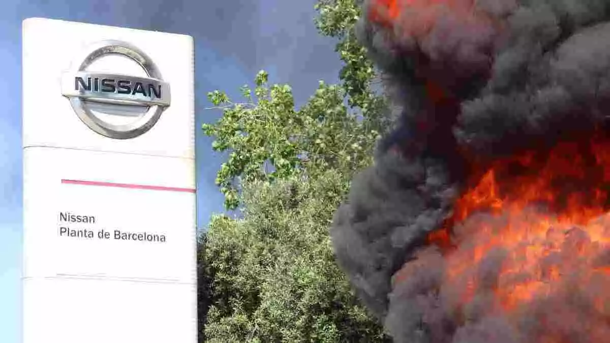 Llamas de los neumáticos quemados enfrente de la planta de Nissan en Barcelona