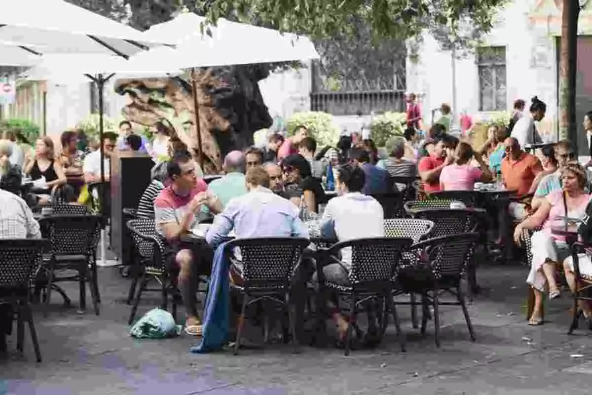 Varias personas en una terraza al aire libre de un restaurante de Palma (Mallorca) en junio de 2014