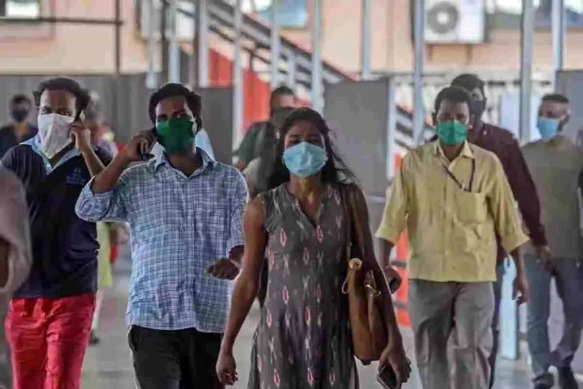 Ciudadanos en la India con mascarillas de protección por la pandemia del Coronavirus